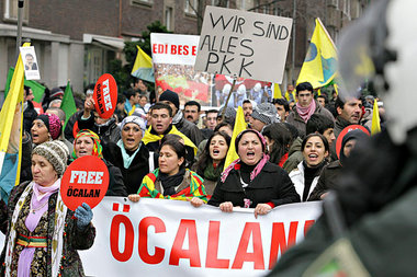 Dezember 2007: Kurdinnen und Kurden demonstrieren in Düsseldorf ... Dezember 2007: Kurdinnen und Kurden demonstrieren in Düsseldorf ...
