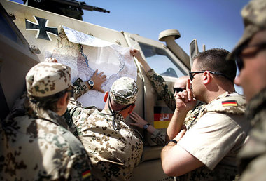 Briefing für den Krieg – Einsatzbesprechung der Bundeswehr in Ku... Briefing für den Krieg – Einsatzbesprechung der Bundeswehr in Ku...