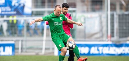 Gib den Ball her: Zweikampf zwischen Timo Mauer (BSG Chemie Leip...