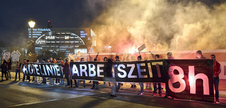 Gewerkschafter zeigen die rote Linie auf: Protestaktion der IG M...