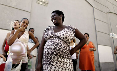 Im siebten Monat schwanger mit Zwillingen: Indiana (Mitte) warte...