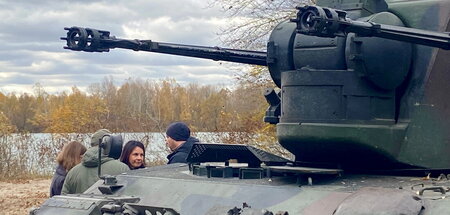 Baerbock bei der Kontrolle deutschen Kriegsgeräts in der Ukraine...