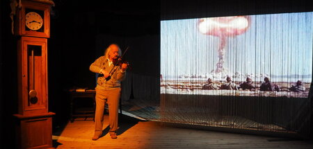 Einstein und die Bombe 1.jpg