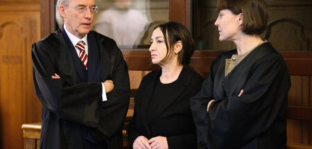 Die SPD-Politikerin Dilek Kalayci (M.) mit ihren Anwälten im Ger...