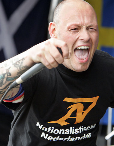 Sänger der Neonaziband »Brigade M« beim »Fest der Völker« 2005 i...