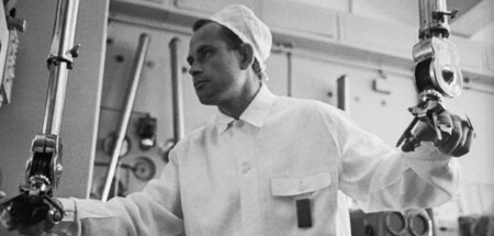 Ein Mitarbeiter des Forschungsinstituts für Atomreaktoren in Mel...