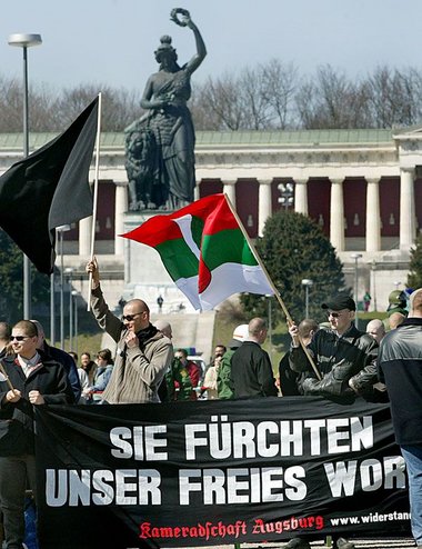 Neonazis bei einem ihrer theatralischen Auftritte in München (2....