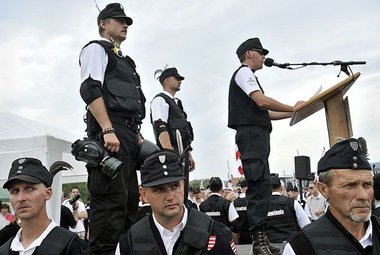 Faschistische Paramilitärs in Ungarn: am Mikrofon der »Führer« R...