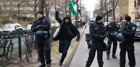 Nicht zu spät: Ein Demonstrant auf dem Weg zur Kundgebung für di...