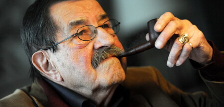 Nichts geht über eine Pfeife: Günter Grass rauchend in Lübeck (9...