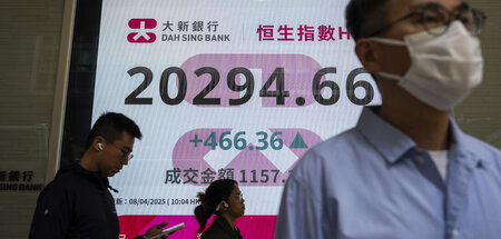 Bildschirm in Hongkong zeigt den Hang-Seng-Index an