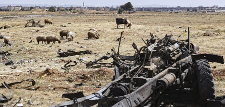 Ausgebranntes Fahrzeug nach israelischem Luftangriff auf Militär...