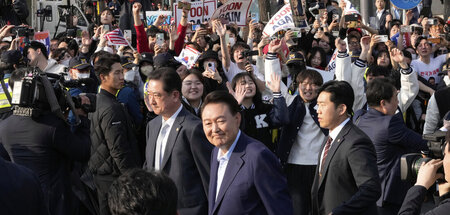 Der gestürzte Präsident Yoon (M.) will dem Verfassungsgericht un...