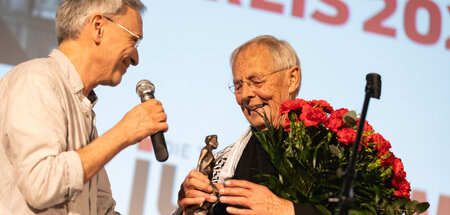 Rolf Becker (r.) erhält den Rosa-Luxemburg-Preis von Verlagsgesc...