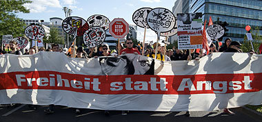 Tausende reihten sich Samstag hinter dem Fronttransparent des AK...