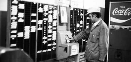 An der Stechuhr bei der Firma Pohlschröder in Dortmund (1.8.1974...