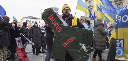 »Taurus«-Fan auf einer »Slawa Ukraini«-Jubeldemo in München (15....