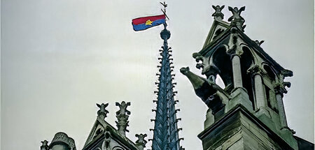 Über den Dächern von Paris: Das Banner der vietnamesischen Befre...