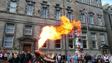 Die Welt ist doch nicht »too much«: Feuerschlucker auf der Royal...