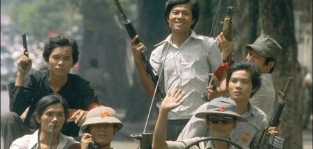 Nach der Befreiung Saigons: Parade mit erbeuteten Waffen und Fah...