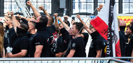 Junge Neonazis grölen vor dem Hauptbahnhof in Leipzig Parolen ge...