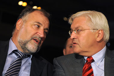 Zwischen IG-Bau-Chef Wiesehügel und SPD-Kanzlerkandidat Steinmei...