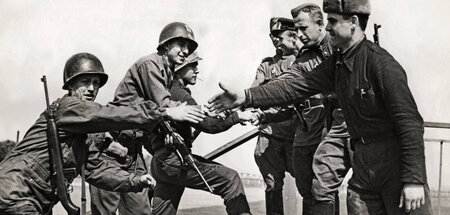 Symbol der Antihitlerkoalition: Treffen sowjetischer und US-Sold...