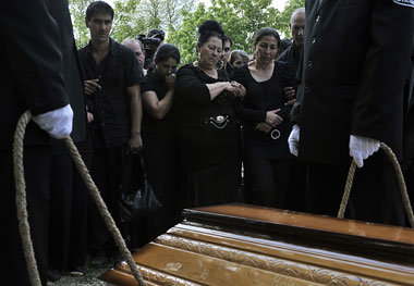 Begräbnis für einen ermordeten Roma in Ungarn. Insgesamt leben 6... Begräbnis für einen ermordeten Roma in Ungarn. Insgesamt leben 6...