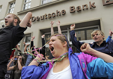 Aktion Banküberfall während der Bildungsproteste im Juni 2009 in... Aktion Banküberfall während der Bildungsproteste im Juni 2009 in...