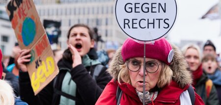 Junge und alte Teilnehmerinnen bei der Demonstration zum bundesw...