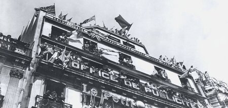 Fahnenmeer. Paris nach Bekanntwerden der Nachricht von der Kapit...