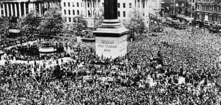 Wahrhaft ein Feiertag. Massen bejubeln am 8. Mai 1945 am Londone...