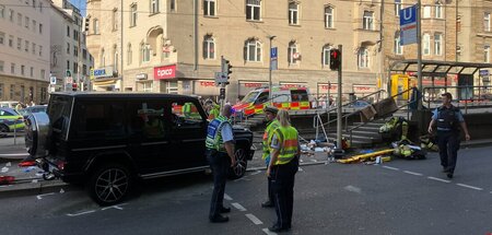 Auto_faehrt_in_Perso_85874510.jpg
