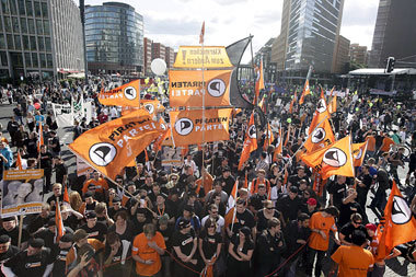 Piratenfahnen dominierten über weite Strecken die Demo gegen den... Piratenfahnen dominierten über weite Strecken die Demo gegen den...