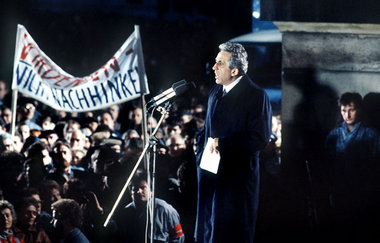 Egon Krenz auf einer Kundgebung am 10. November 1989 im Berliner...