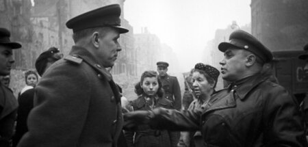 Generaloberst Nikolai Bersarin (r.), erster sowjetischer Stadtko...