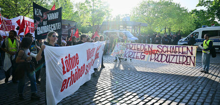 Demonstrative Botschaft am Vorabend des 1. Mai: »Löhne rauf, Mie...