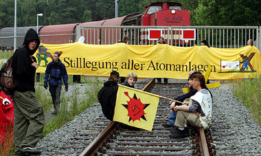 Kernkraftgegner blockieren immer wieder die Gleise zur Gronauer ...