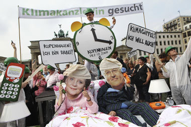 Klimaschützer protestierten am Montag vor dem Brandenburger Tor ...
