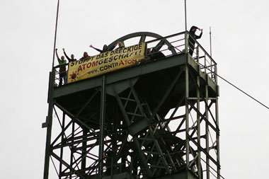 Atomkraftgegner auf dem Förderturm des ehemaligen Salzbergwerks ...