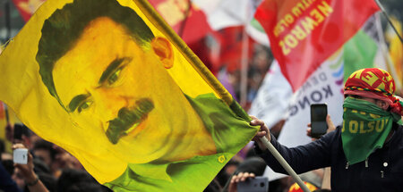 Ein Jugendlicher schwenkt auf einem Newroz-Fest in Istanbul eine...