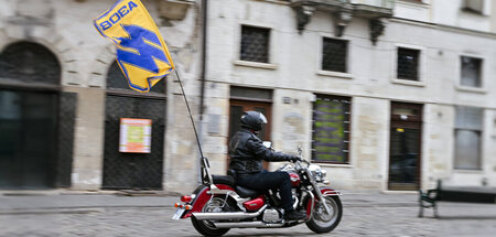Nächster Halt Ostfront: Ein Biker fährt die Wolfsangel-Flagge de...