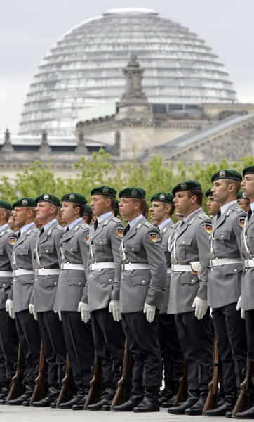 Gefährliche Nähe: Bundeswehrrekruten vor dem Berliner Reichstag Gefährliche Nähe: Bundeswehrrekruten vor dem Berliner Reichstag