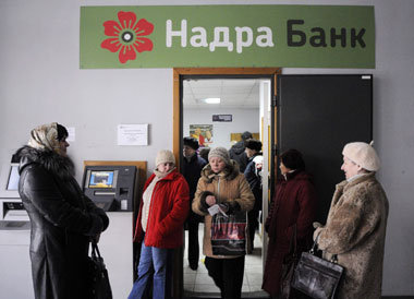 Nadra-Bank in Kiew: Zahlreiche Ukrainer haben aus Sorge vor der ...