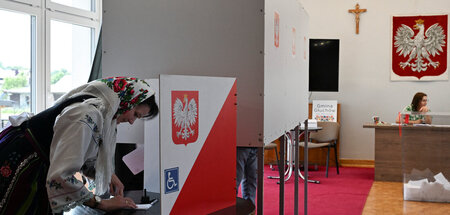 2025-06-01T113902Z_1511254149_RC2MTEA5HVOT_RTRMADP_3_POLAND-ELEC