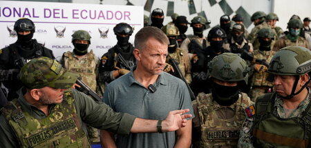 2025-04-10T012655Z_1251991266_RC2ORDAB5JQT_RTRMADP_3_ECUADOR-ELE