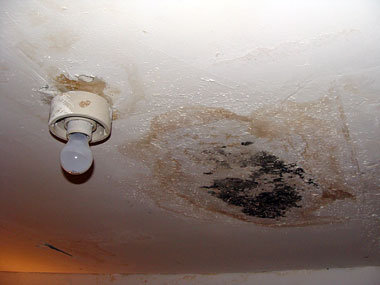 Leben im Lager: Wenn in der Etage drüber geduscht wird, tropft e...