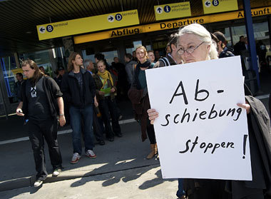 8. Juni 2009: Auf dem Flughafen Berlin-Schönefeld protestieren m...