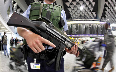 Ein Bundespolizist am Donnerstag auf dem Rhein-Main-Flughafen in... Ein Bundespolizist am Donnerstag auf dem Rhein-Main-Flughafen in...