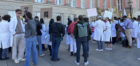 Protest_gegen_Kuerzu_85820610.jpg